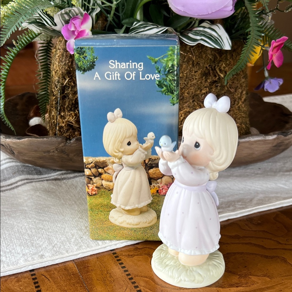 1991 Commemorative Precious Moments Sharing a Gift of Love Figurine
